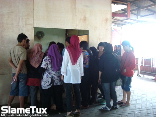 Antrian Menukarkan Nota dengan Bebek Sinjay
