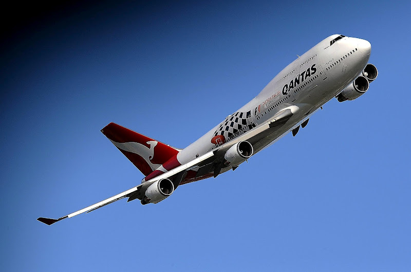 Boeing 747-400 авиакомпании Qantas над трассой Альберт-Парк на Гран-при Австралии 2012