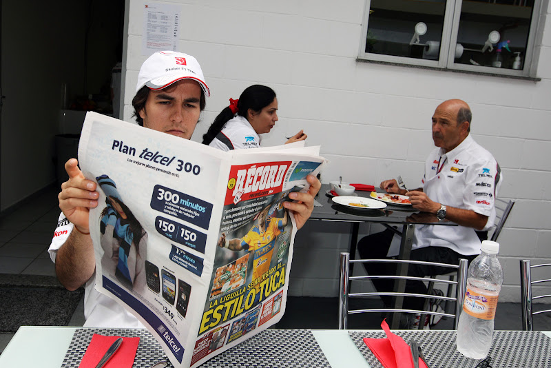 Серхио Перес читает газету на Гран-при Бразилии 2011