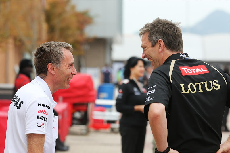 механики Lotus и Mercedes смеются на Гран-при Кореи 2012