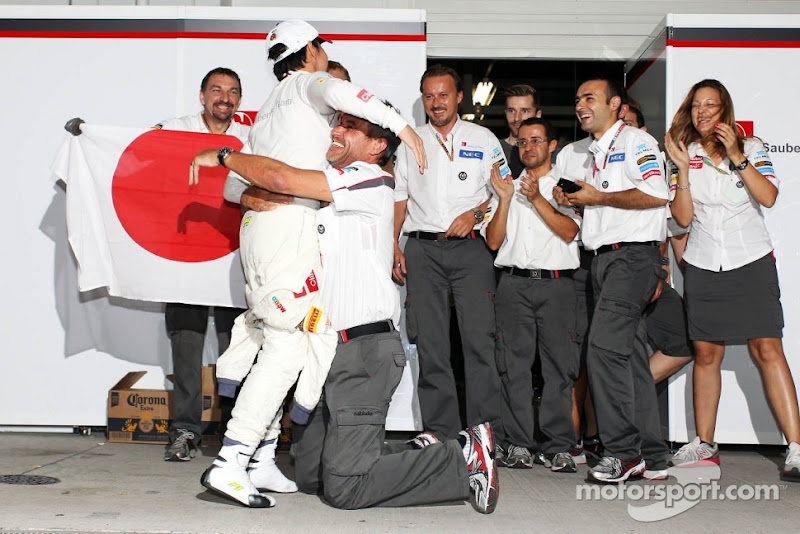 Камуи Кобаяши и механики Sauber празднуют подиум на Гран-при Японии 2012