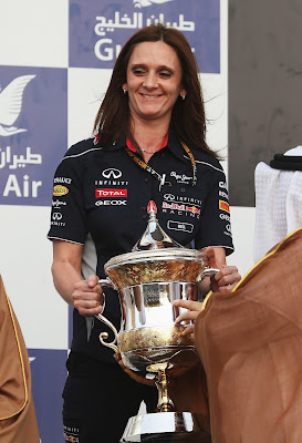 Джилл Джонс с кубком на подиуме Гран-при Бахрейна 2013