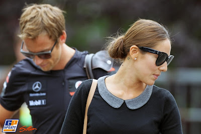 Дженсон Баттон и Джессика Мичибата смотрят в разные стороны в Спа на Гран-при Бельгии 2011