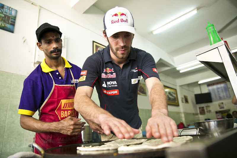 Жан-Эрик Вернь готовит лепешки Роти Канай на Гран-при Малайзии 2013