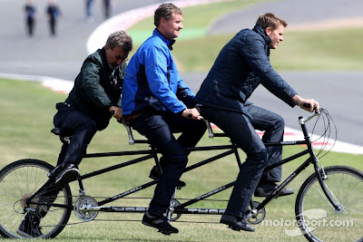 Комментаторы BBC Эдди Джордан, Дэвид Култхард и Джек Хамфри катаются на трёхместном велосипеде по обновлённому Сильверстоуну на Гран-при Великобритании 2011