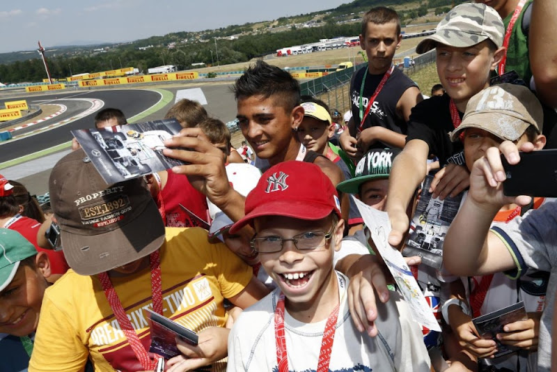дети на трибунах Хунгароринга на Гран-при Венгрии 2013