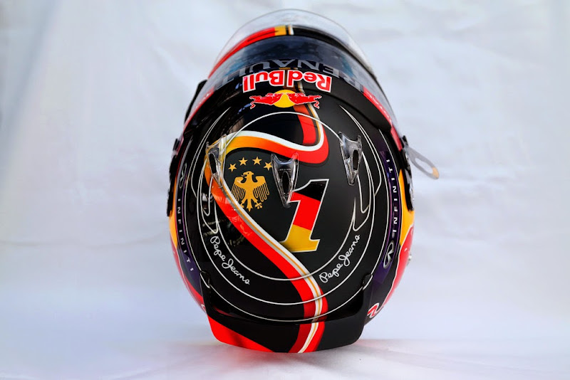 специальный дизайн шлема Себастьяна Феттеля в честь победы сборной Германии по футболу для Гран-при Германии 2014 - вид сверху