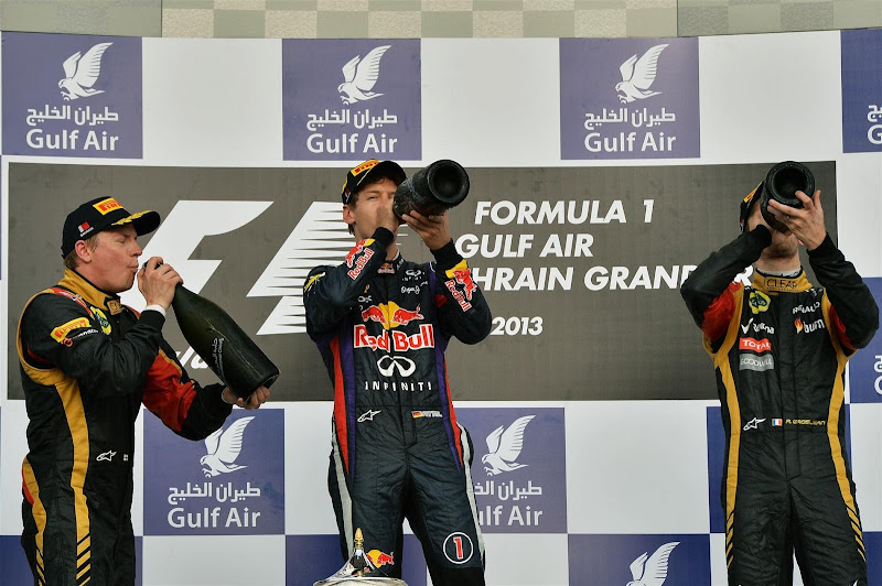 пилоты пьют шампанское на подиуме Сахира на Гран-при Бахрейна 2013