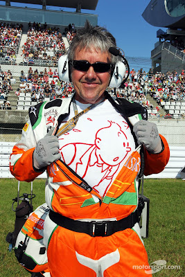 механик Force India Нил Дики в забавной футболке на Гран-при Японии 2012