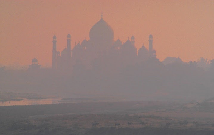 Pollution turning the Taj Mahal yellow Pollution turning the Taj Mahal yellow