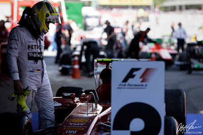 Нико Росберг рассматривает болид Ferrari после финиша гонки на Гран-при Испании 2013