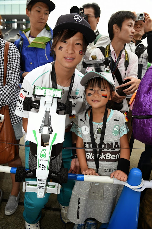 две болельщицы Mercedes на Гран-при Японии 2014