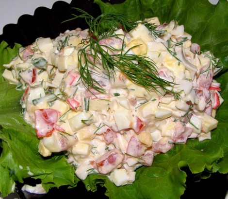 Салат с ветчиной и крабовыми палочками и помидорами Салат с ветчиной и крабовыми палочками и помидорами