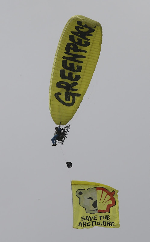 параплан Greenpeace на Гран-при Бельгии 2013 против Shell