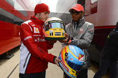 Фернандо Алонсо и Льюис Хэмилтон обмениваются шлемами на Гран-при Великобритании 2012