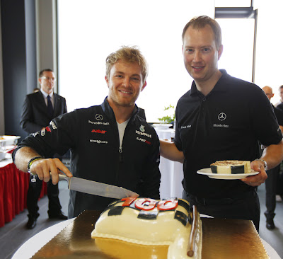 Нико Росберг с праздничным тортом в честь сотой гонки на Гран-при Венгрии 2011
