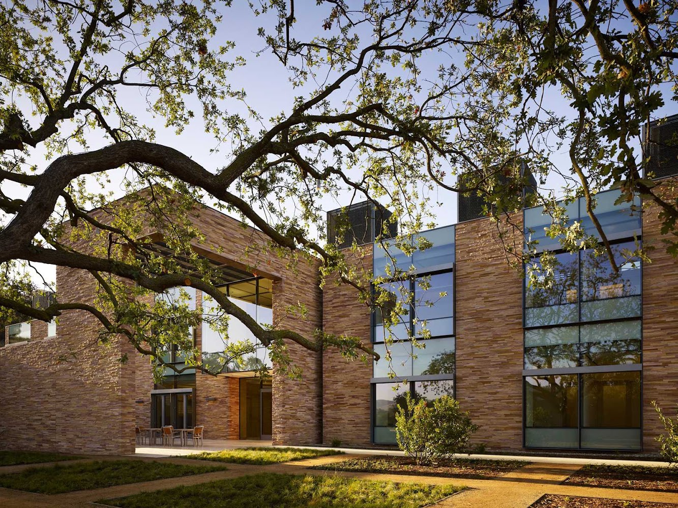 Agoura Hills, California, Stati Uniti: Conrad N. Hilton Foundation Headquarters by Zgf Architects
