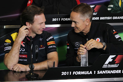 Кристиан Хорнер и Мартин Уитмарш улыбаются и смотрят друг на друга на пресс-конференции в Валенсии на Гран-при Европы 2011