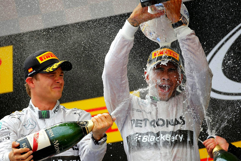 Нико Росберг обливает шампанским Льюиса Хэмилтона на подиуме Гран-при Испании 2014