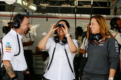 Мониша Кальтенборн смотрит в бинокль из боксов Sauber на Гран-при Кореи 2013