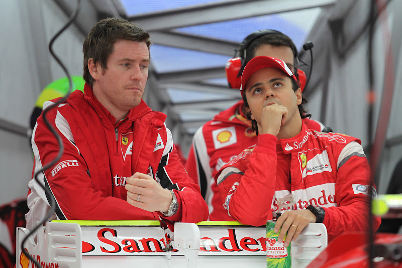 Роб Смедли и Фелипе Масса в боксах Ferrari на Гран-при Японии 2011