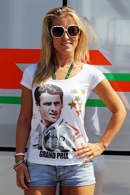 Дженнифер Бекс в футболке в честь 100-ой гонки Адриана Сутиля на Гран-при Венгрии 2013