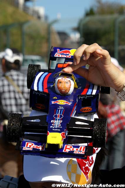 кепка в виде болида Red Bull Себастьяна Феттеля болельщицы на Гран-при Японии 2011