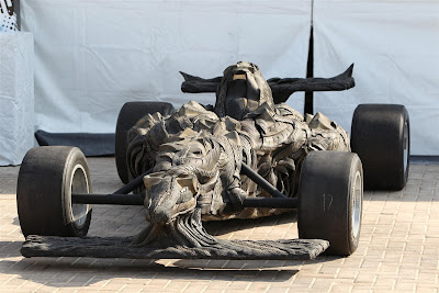 скульптура болида Формулы-1 от Yong Ho Ji на Гран-при Абу-Даби 2013