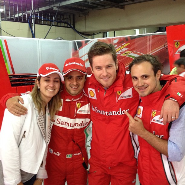 Фелипе Масса с женой и братом вместе с Робом Смедли на Гран-при Бразилии 2012