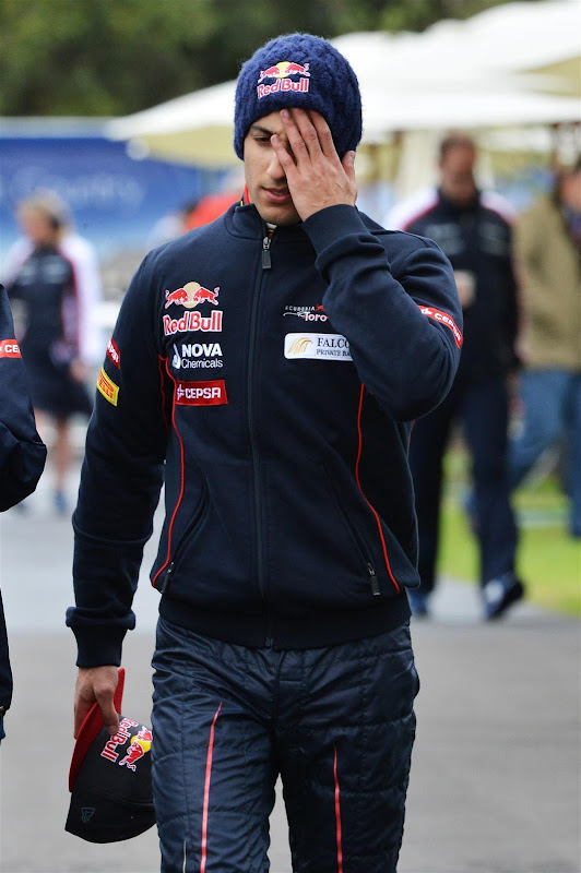 Даниэль Риккардо идет по паддоку и фэйспалмит на Гран-при Австралии 2013