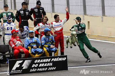 Марк Уэббер бежит с осликом на Гран-при Бразилии 2004
