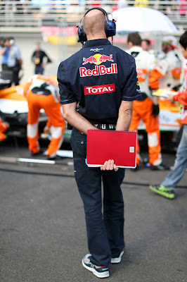 Эдриан Ньюи разглядывает болид Force India на стартовой решетке Гран-при Кореи 2012