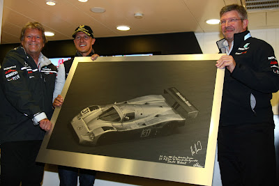 картина спортпрототипа в подарок Михаэлю Шумахеру от Норберта Хауга и Росса Брауна на Гран-при Бельгии 2011