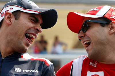 Пастор Мальдонадо и Фелипе Масса смеются на параде пилотов Монцы на Гран-при Италии 2011