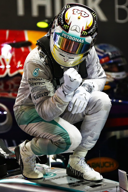 Льюис Хэмилтон побеждает за Mercedes на Гран-при Сингапура 2014