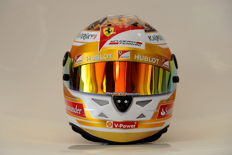 шлем Фернандо Алонсо золотого цвета на Гран-при Монако 2013
