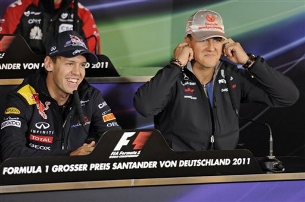 Себастьян Феттель и Михаэль Шумахер с закрытыми ушами на пресс-конференции Нюрбургринга на Гран-при Германии 2011 в четверг