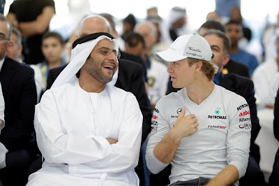 Нико Росберг смешит кого-то на Гран-при Абу-Даби 2011