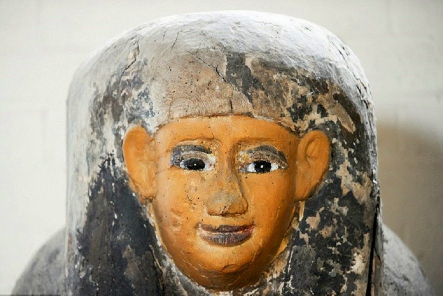 Auctioneer discovers Egyptian coffin lid in wall Auctioneer discovers Egyptian coffin lid in wall