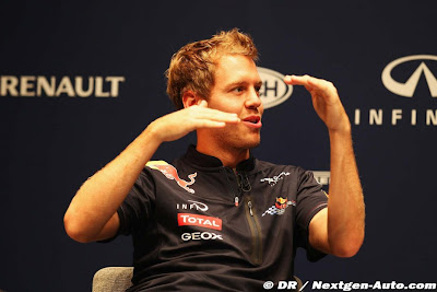 Себастьян Феттель показывает что-то руками на пресс-конференции Red Bull в Йокогаме