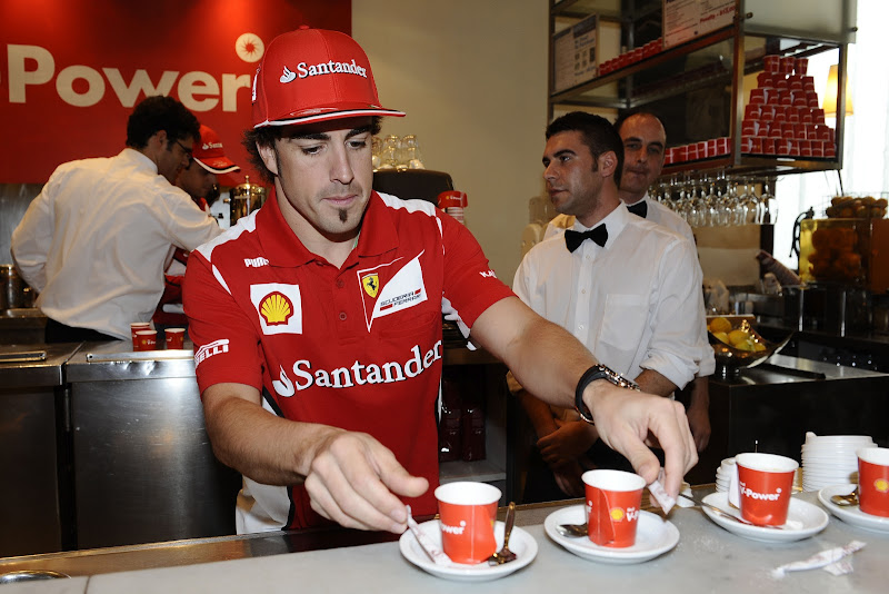 Фернандо Алонсо готовит кофе на спонсорском мероприятии Shell перед Гран-при Австралии 2012