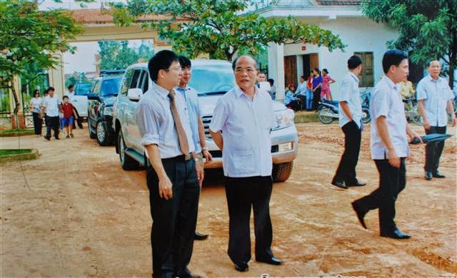 Trường THPT Kim Liên nhiều lần vinh dự đón đồng chí Nguyễn Sinh Hùng về thăm
