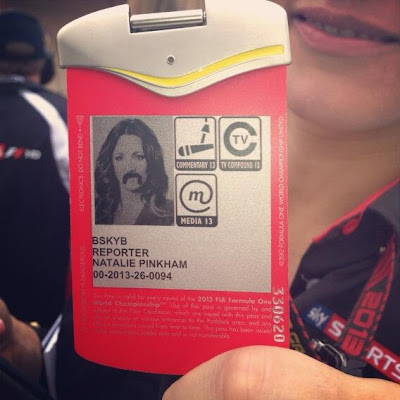 Натали Пинкхэм и пропуск с подрисованными усами на Гран-при Бахрейна 2013