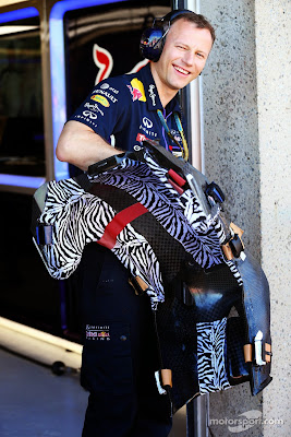механик несет зебра-сиденье Себастьяна Феттеля на Гран-при Канады 2014
