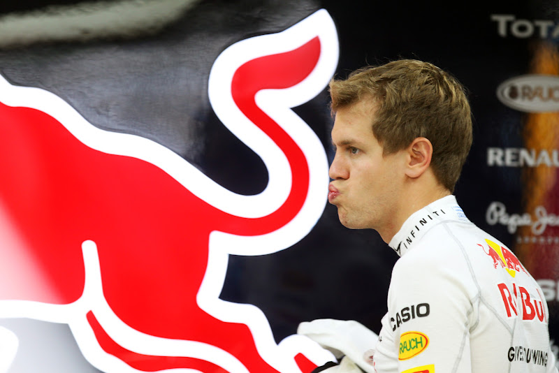 поцелуй Себастьяна Феттелья на фоне Red Bull на Гран-при Кореи 2011
