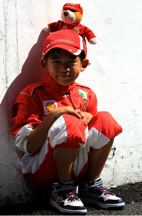 юный болельщик Ferrari с мишкой на Гран-при Японии 2012