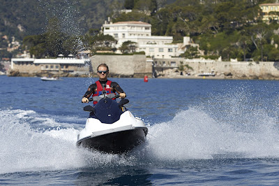 Нико Росберг катается на водном скутере на Гран-при Монако 2013