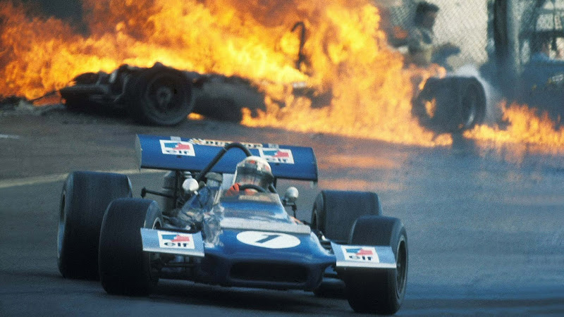 Джеки Стюарт на March 701 и серьезная авария позади него на Гран-при Испании 1970
