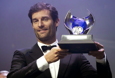 Марк Уэббер получает кубок за третье место в чемпионате на церемонии награждения FIA Gala 2013