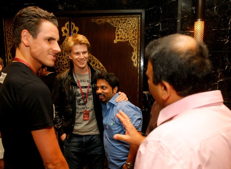 Адриан Сутиль и Нико Хюлькенберг общаются с болельщиками на F1 Rocks Afterparty Гран-при Индии 2011